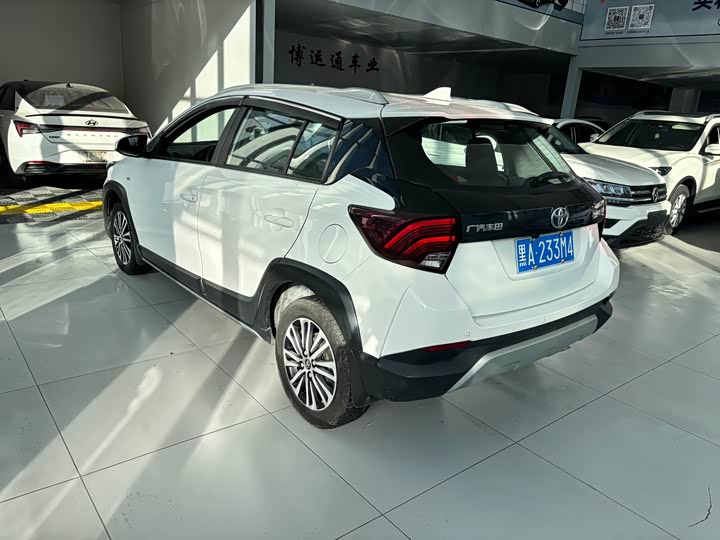 Фото 5 - Toyota Yaris L Hatchback