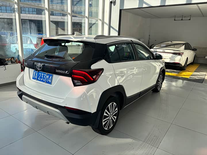 Фото 6 - Toyota Yaris L Hatchback