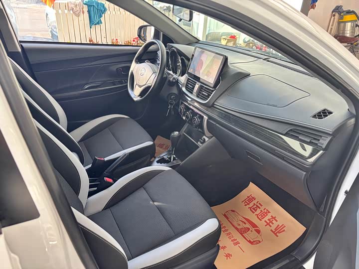 Фото 7 - Toyota Yaris L Hatchback