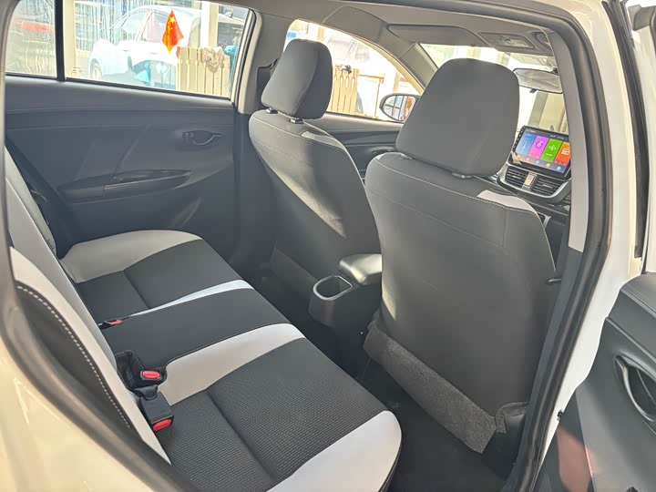 Фото 8 - Toyota Yaris L Hatchback