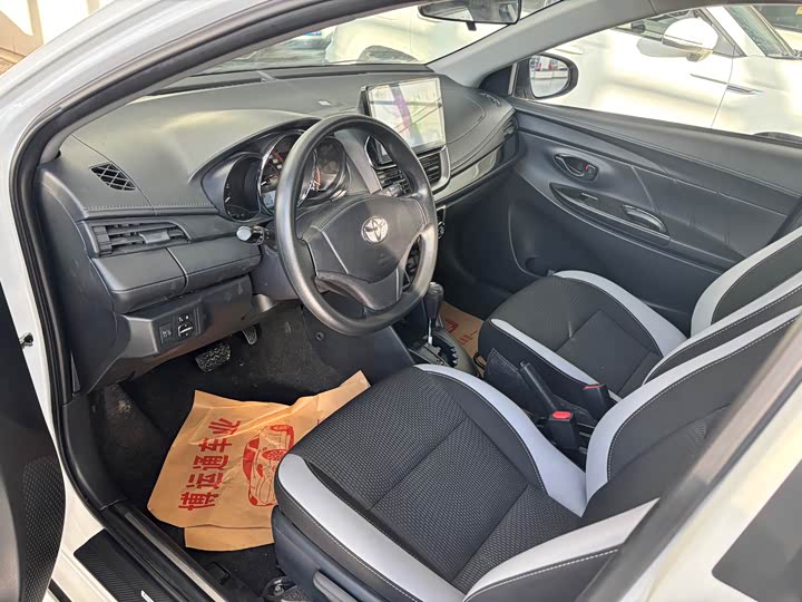 Фото 9 - Toyota Yaris L Hatchback