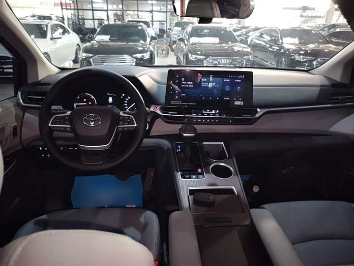 Фото 10 - Toyota Granvia