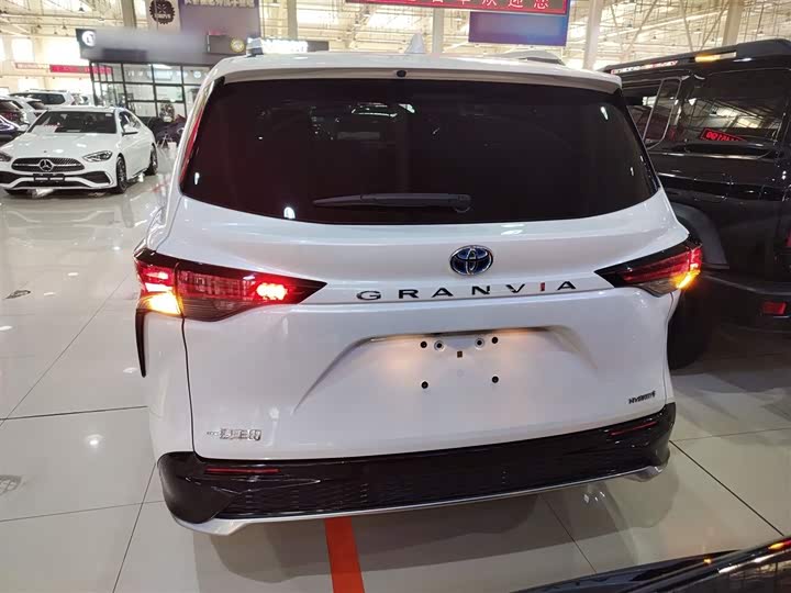 Фото 6 - Toyota Granvia