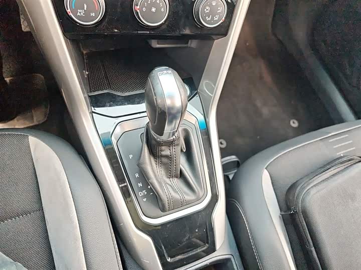 Фото 7 - Volkswagen T-Roc