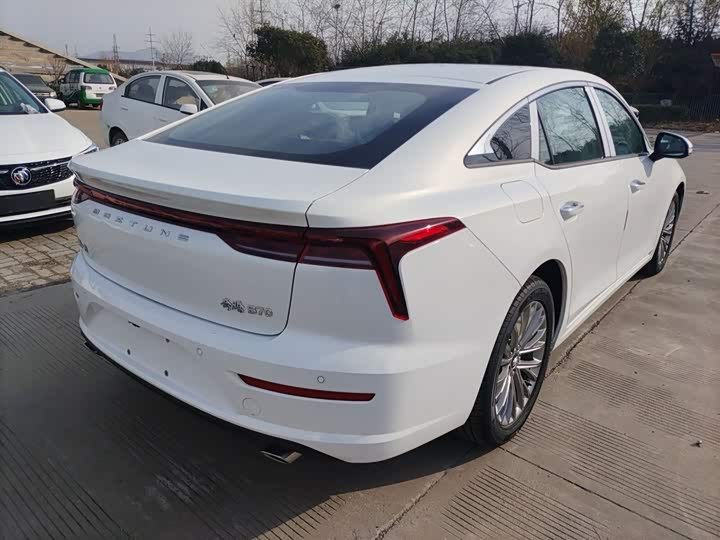 Фото 7 - Bestune B70