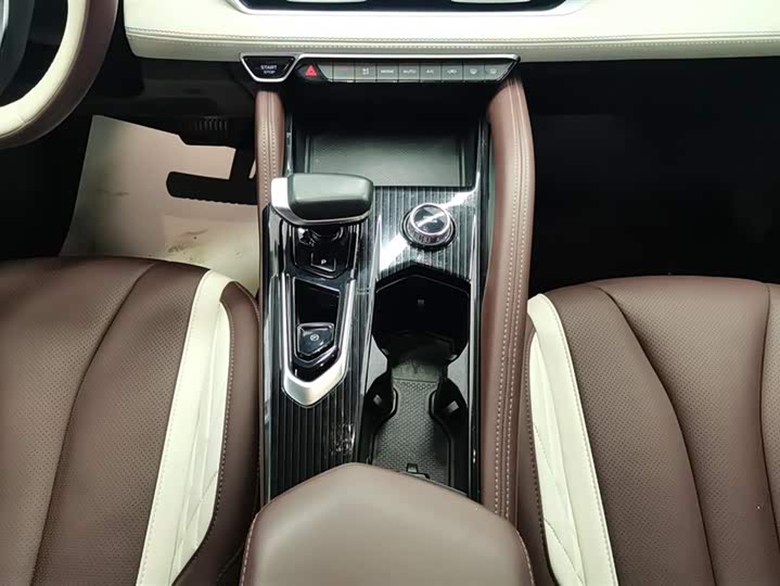 Фото 16 - Geely Monjaro