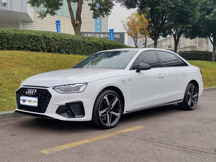 Фото 1 - Audi A4L