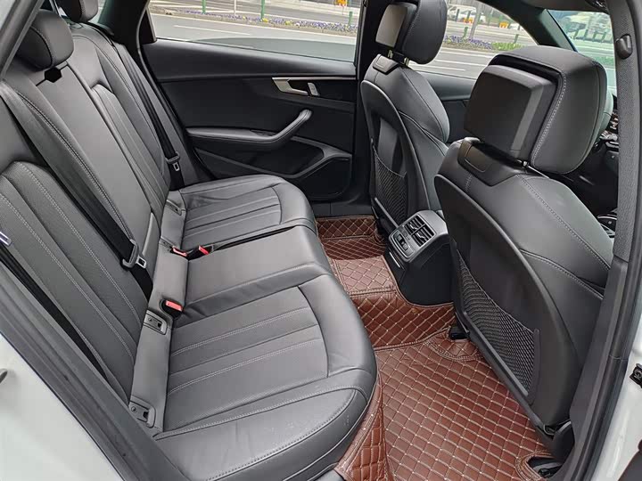 Фото 11 - Audi A4L