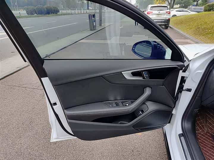 Фото 6 - Audi A4L