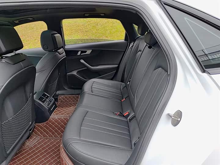 Фото 8 - Audi A4L