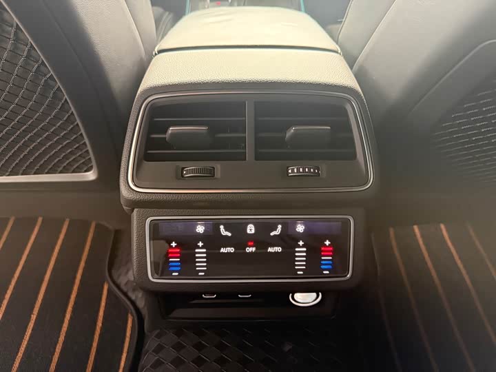 Фото 10 - Audi A6L