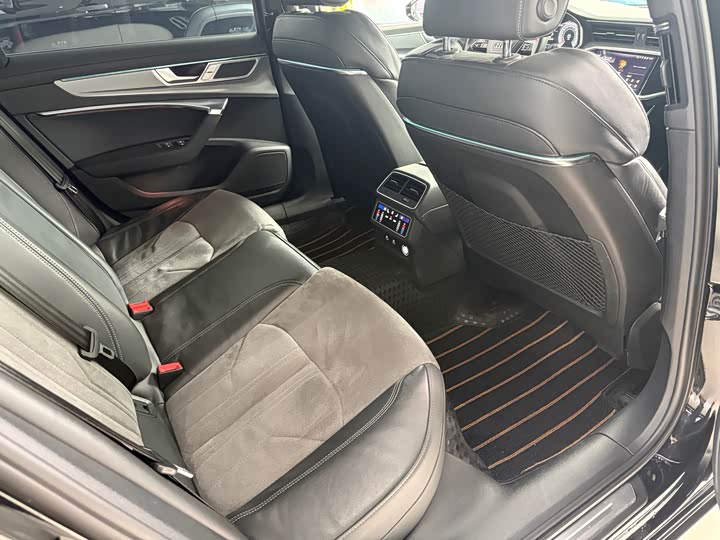 Фото 12 - Audi A6L