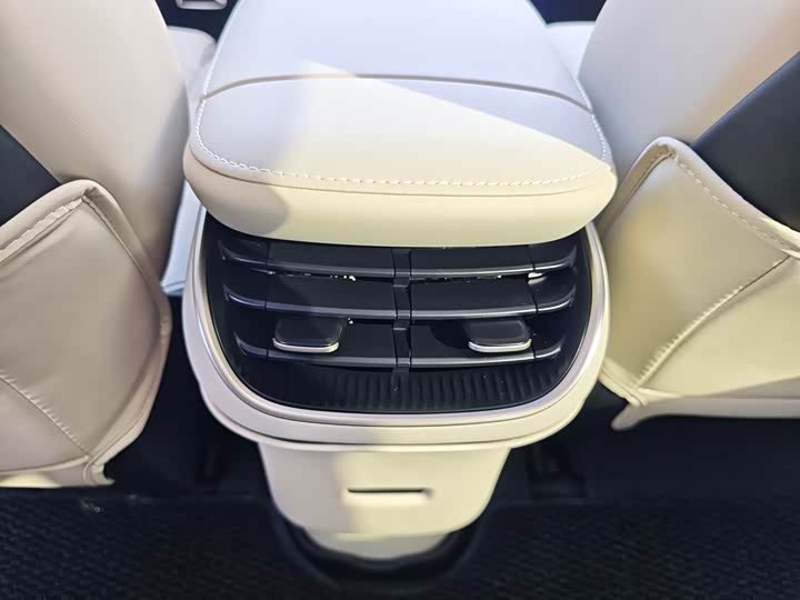 Фото 16 - Nio ET5T