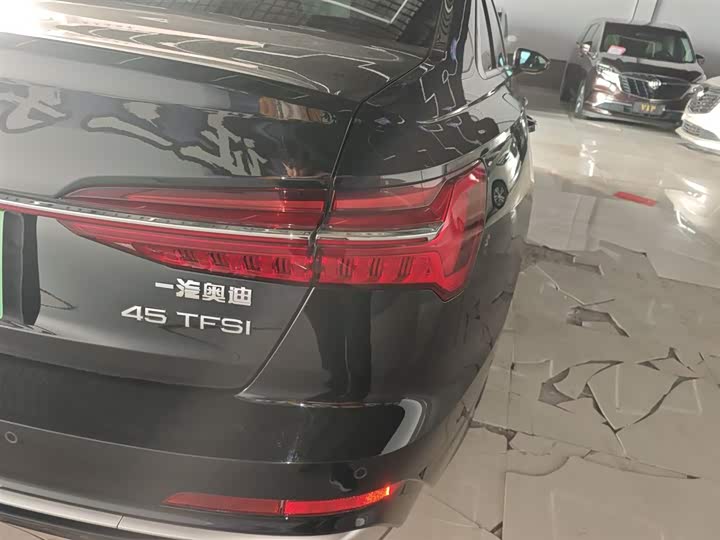 Фото 8 - Audi A6L