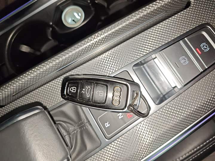 Фото 9 - Audi A6L