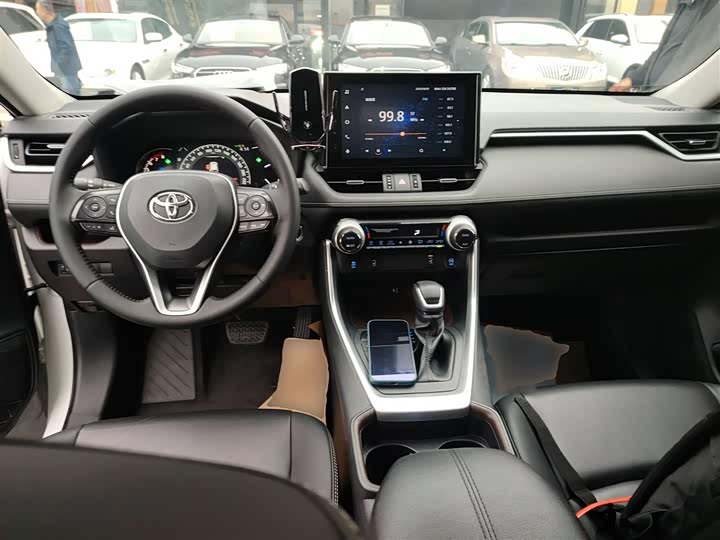 Фото 10 - Toyota RAV4