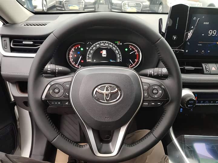 Фото 11 - Toyota RAV4