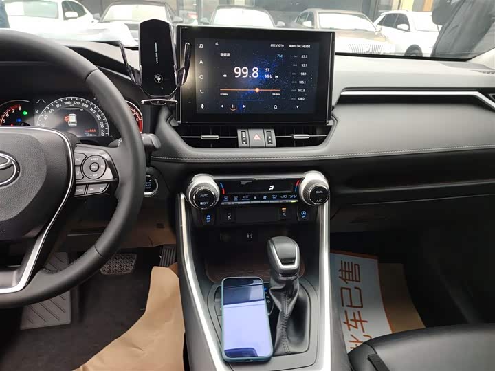 Фото 13 - Toyota RAV4