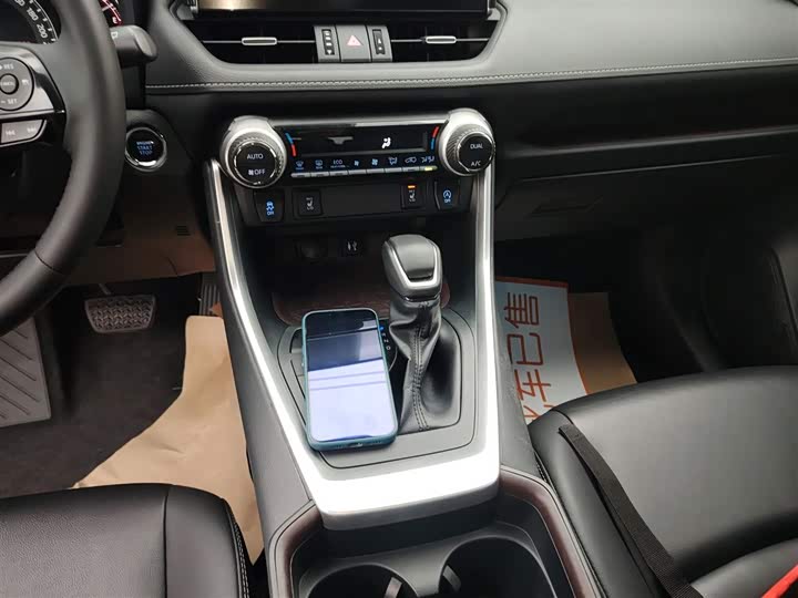 Фото 14 - Toyota RAV4