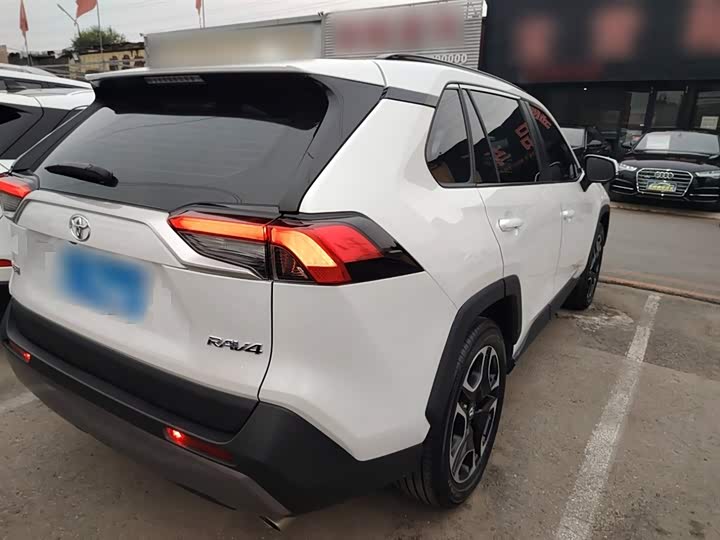 Фото 7 - Toyota RAV4