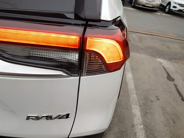 Фото 8 - Toyota RAV4