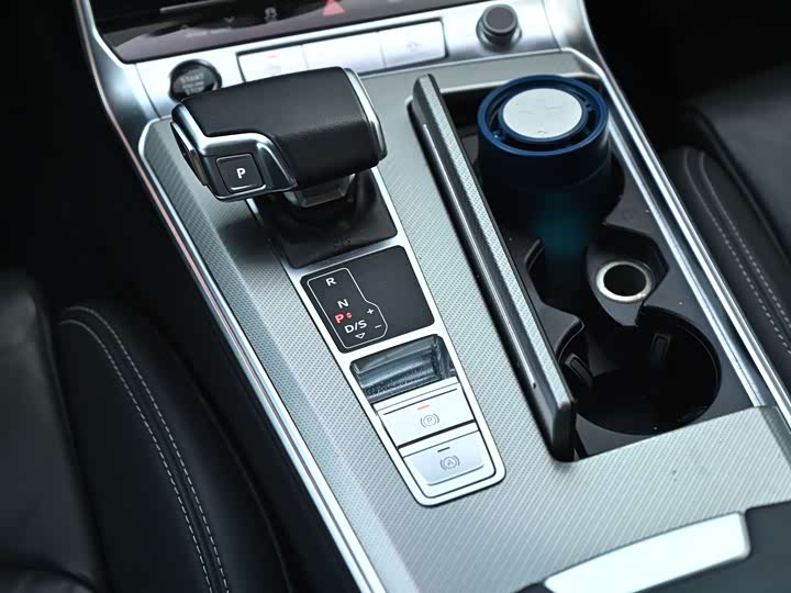 Фото 10 - Audi A6L