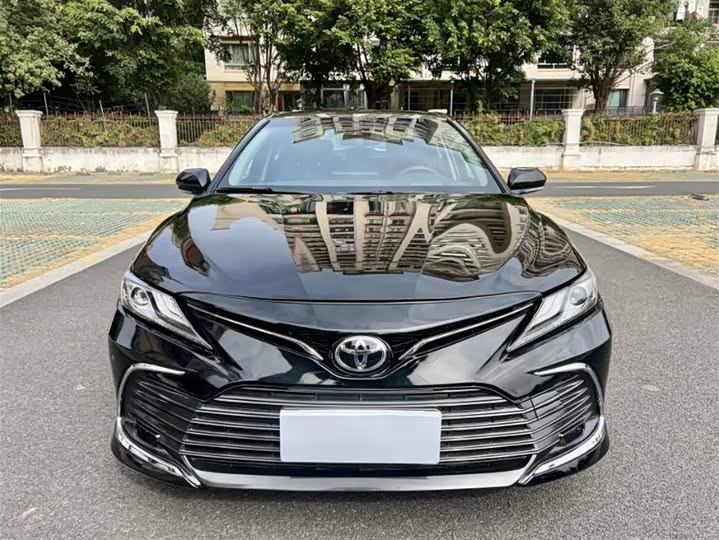 Фото 2 - Toyota Camry