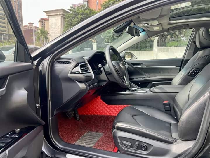 Фото 4 - Toyota Camry