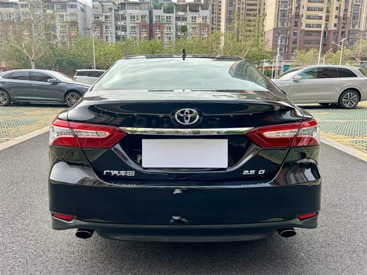 Фото 8 - Toyota Camry