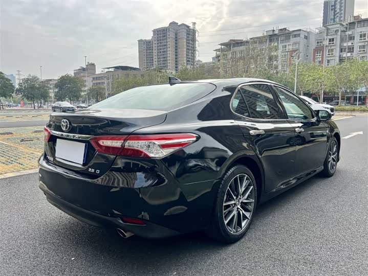 Фото 9 - Toyota Camry