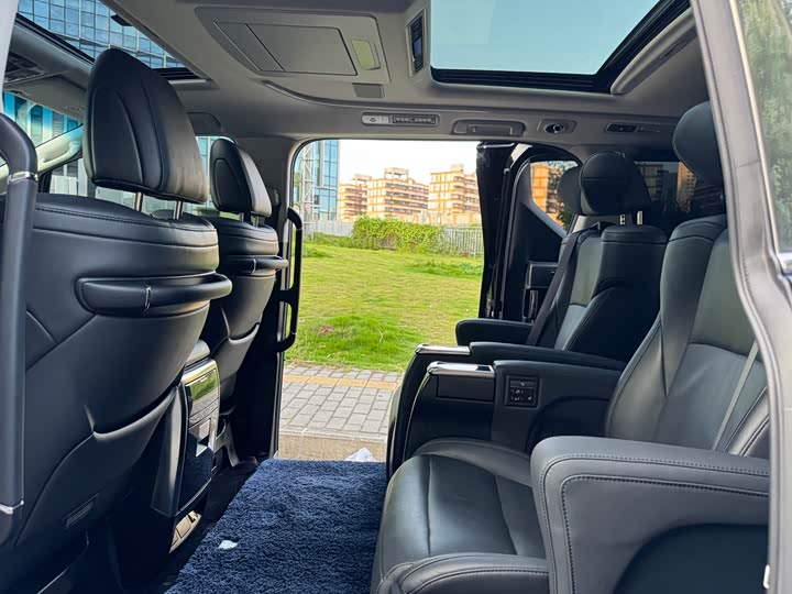 Фото 14 - Toyota Vellfire