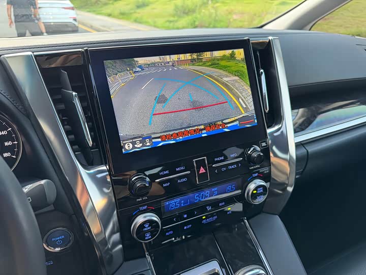 Фото 15 - Toyota Vellfire