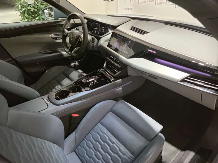 Фото 17 - Audi e-tron GT