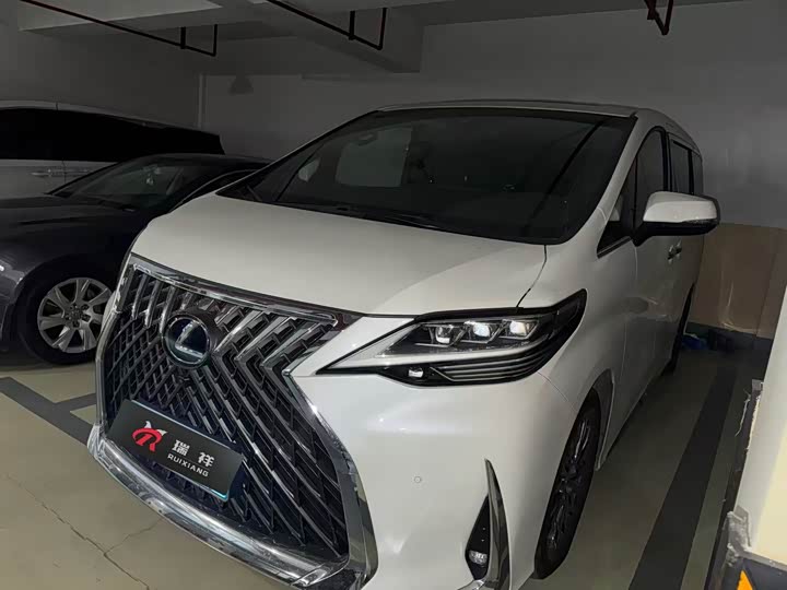 Фото 1 - Lexus LM