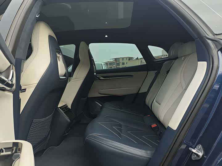 Фото 12 - Zeekr 001