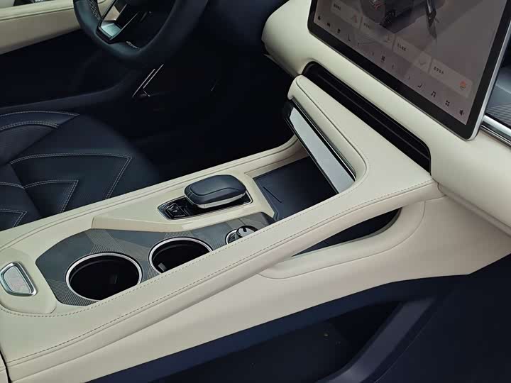 Фото 13 - Zeekr 001