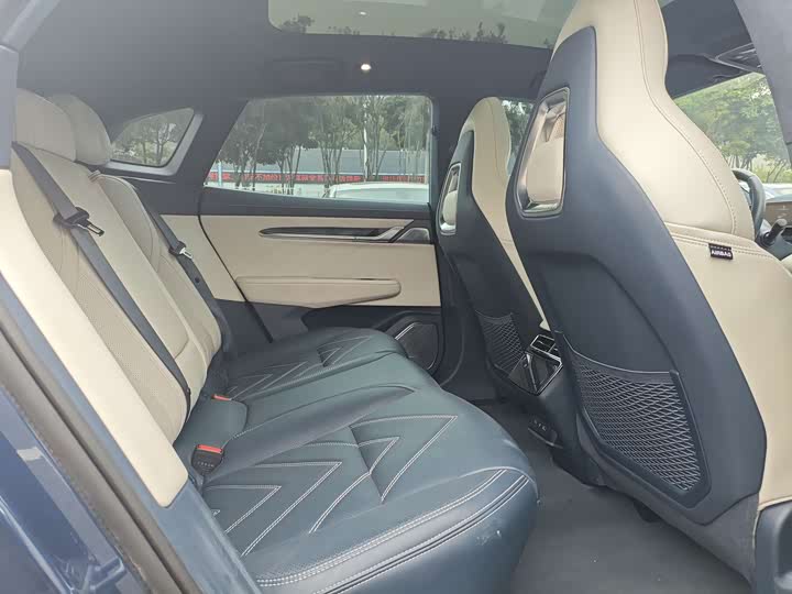 Фото 14 - Zeekr 001