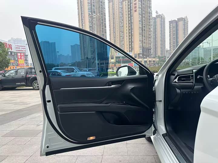 Фото 10 - Toyota Camry