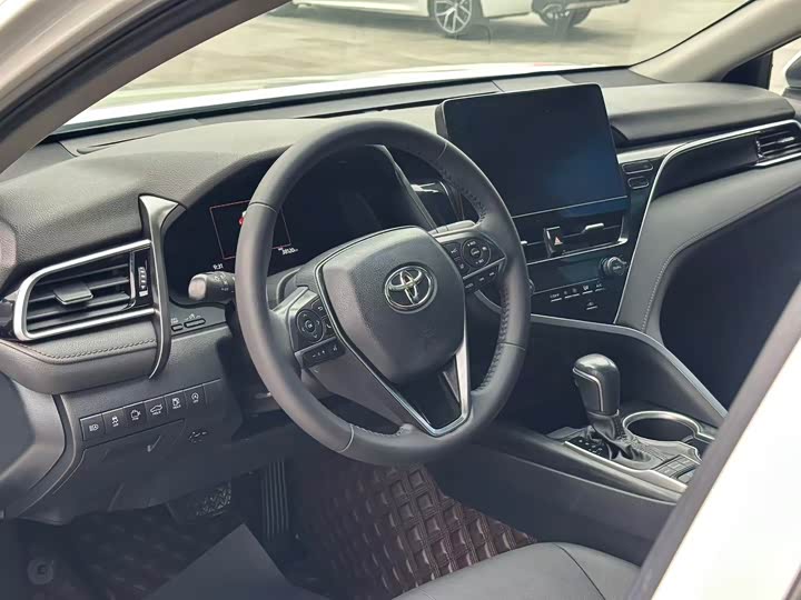 Фото 11 - Toyota Camry