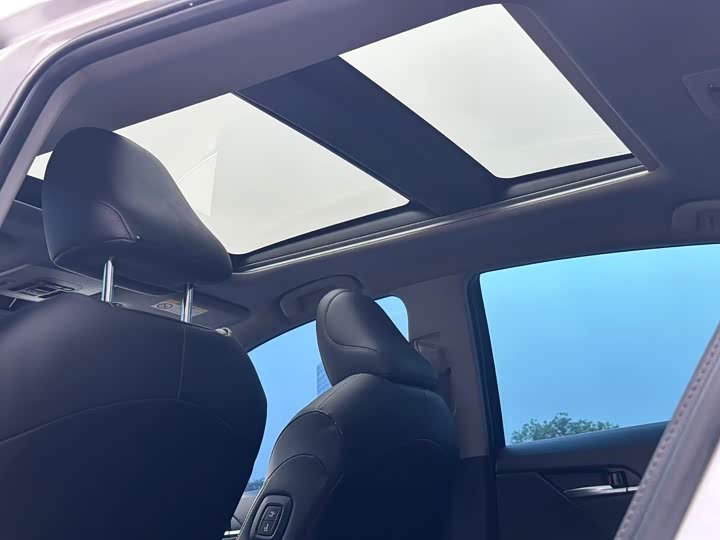 Фото 12 - Toyota Camry