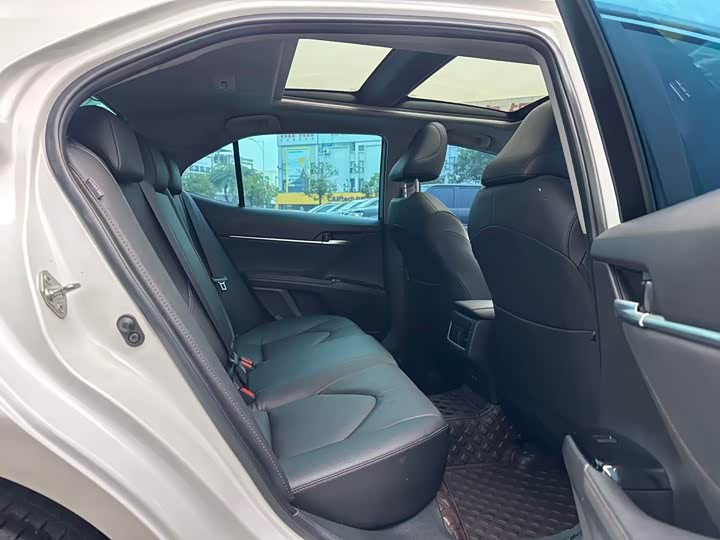 Фото 14 - Toyota Camry