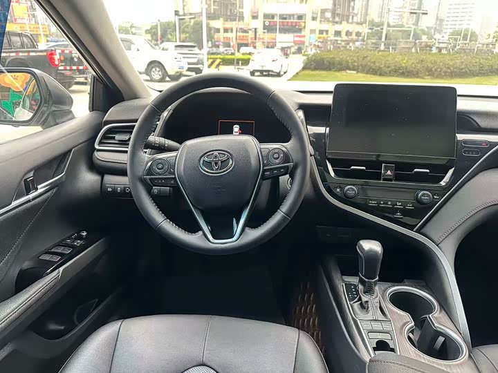 Фото 16 - Toyota Camry