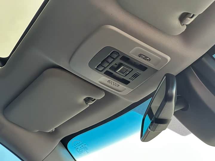 Фото 18 - Toyota Camry