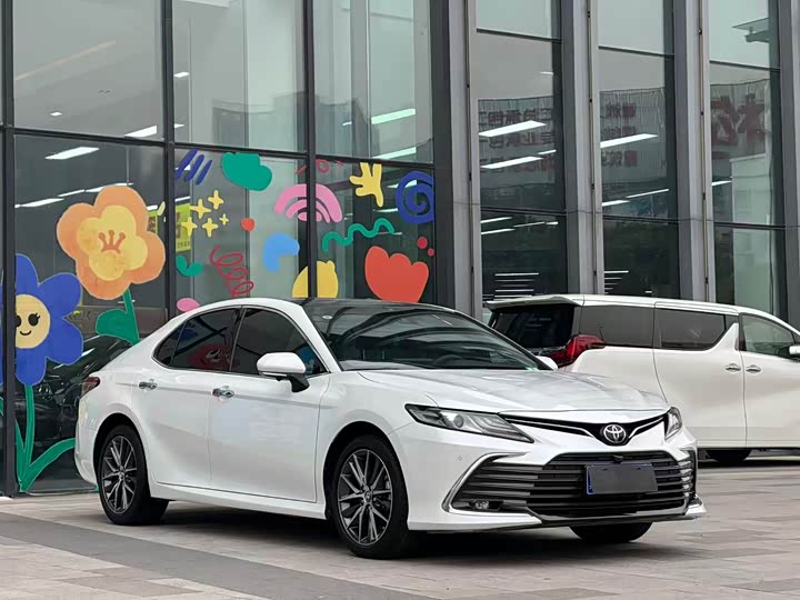 Фото 2 - Toyota Camry