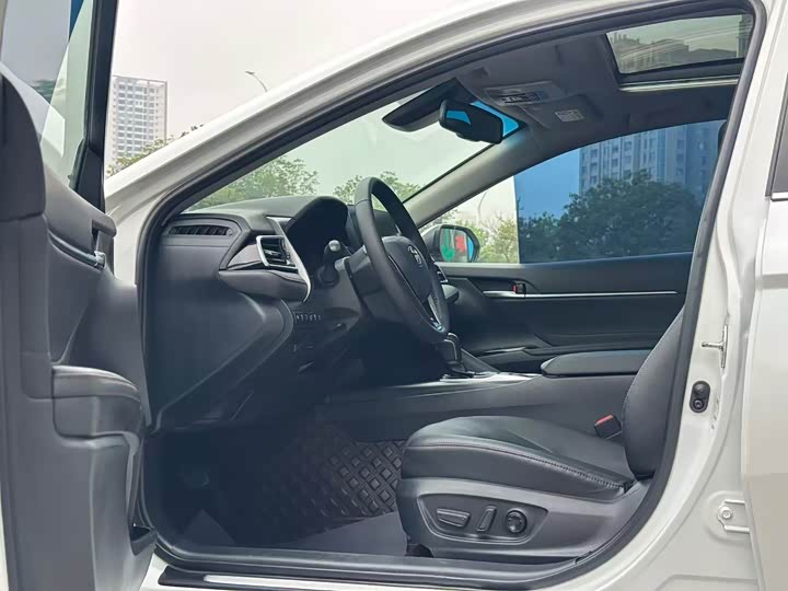 Фото 7 - Toyota Camry