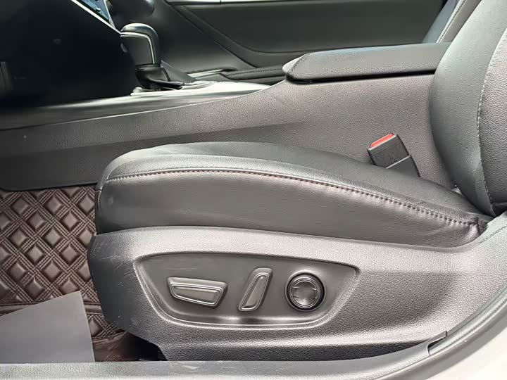 Фото 8 - Toyota Camry