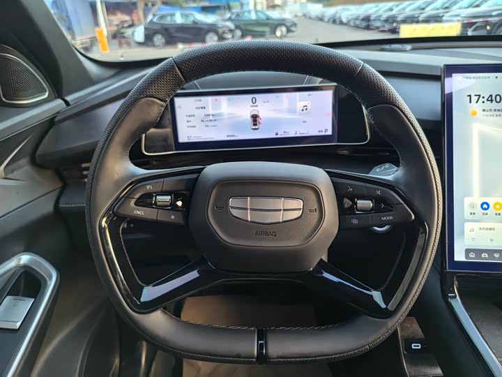 Фото 10 - Geely Atlas