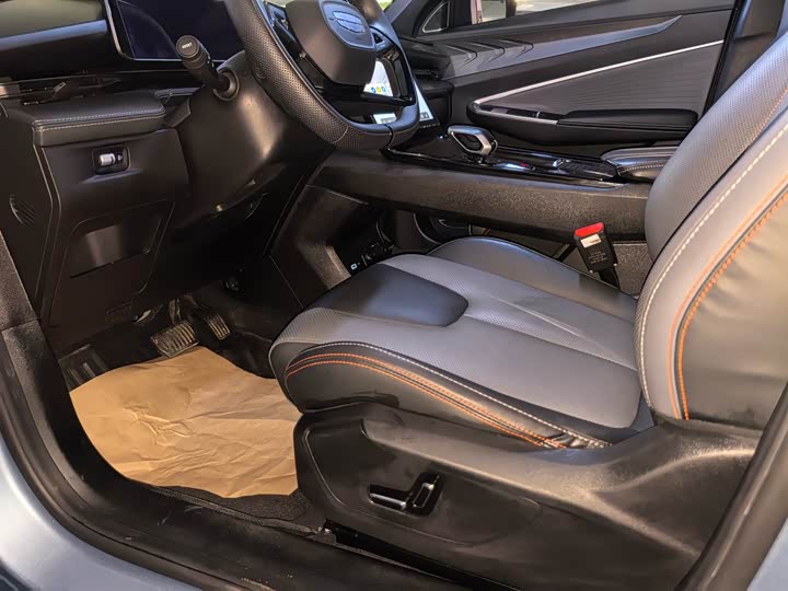 Фото 7 - Geely Atlas