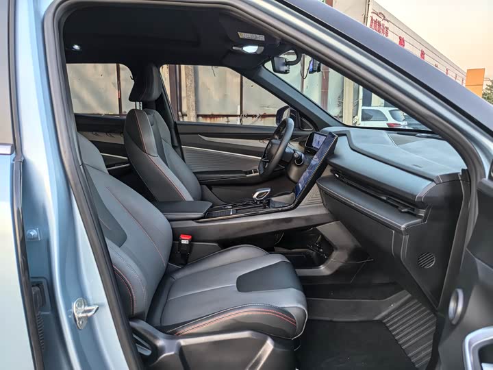 Фото 8 - Geely Atlas