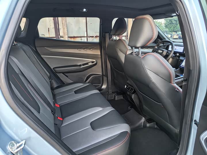 Фото 9 - Geely Atlas